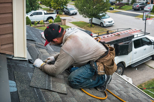 Roofing contractors Pinnacle Roofing Partners working on house roof
